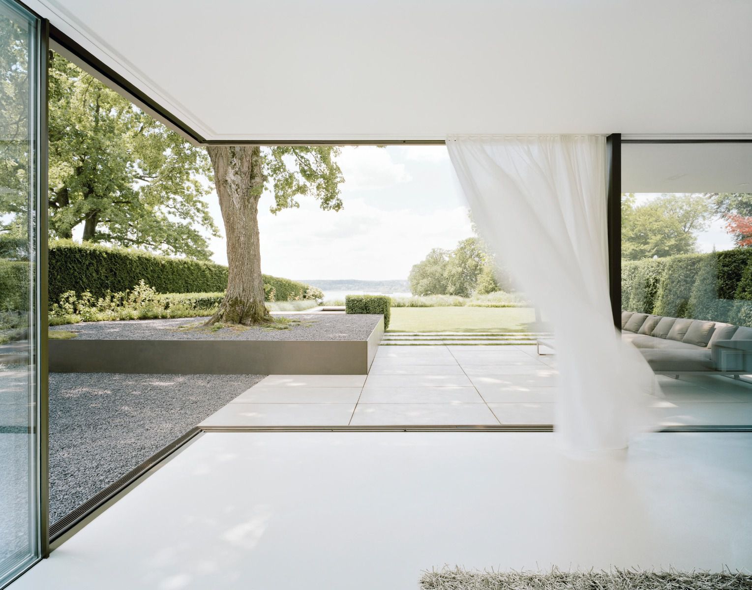 Cửa kính phòng ngủ