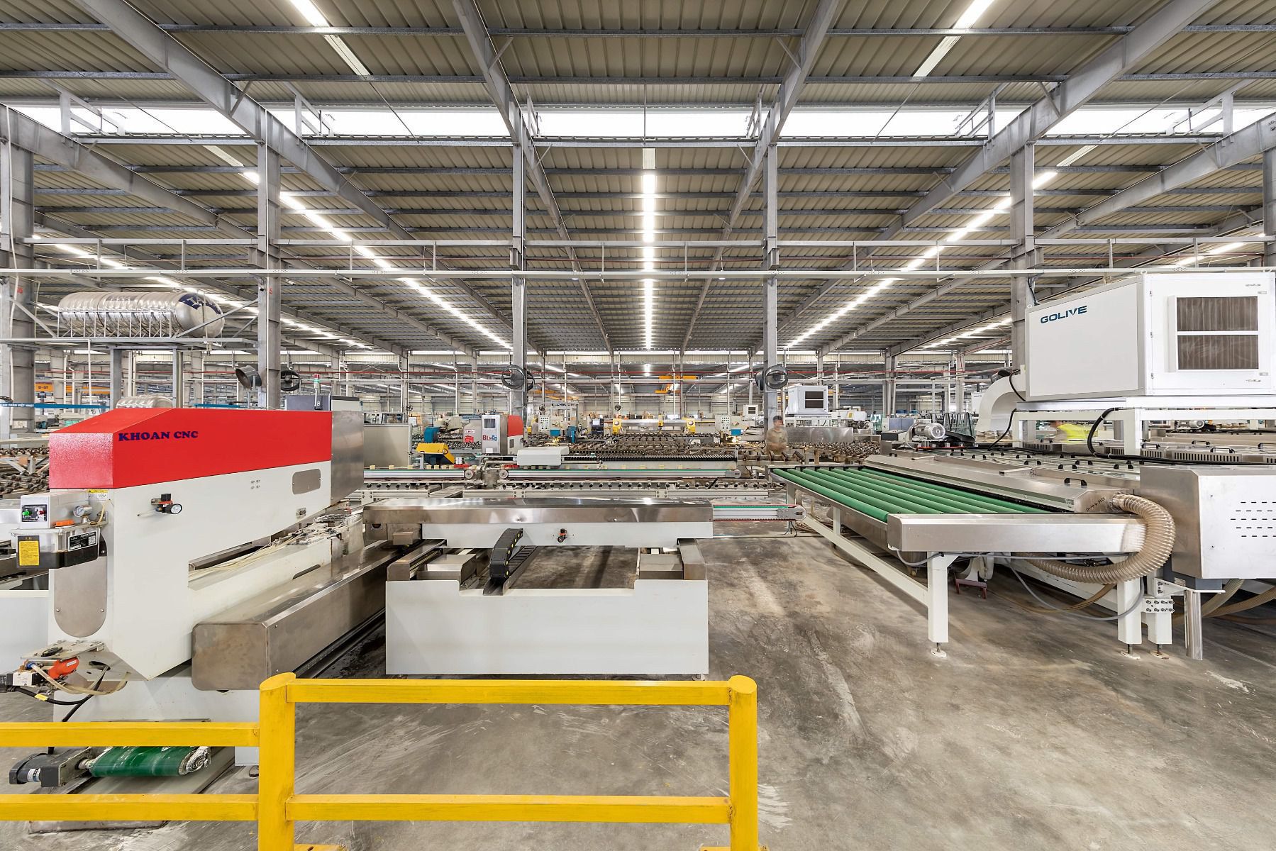 Máy mài khoan khoét tại nhà máy Thăng Long Glass